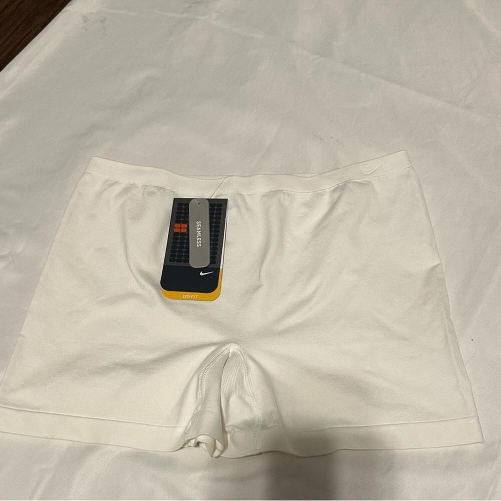 Nike Standard Seamless Shorts - Picture 1 of 6